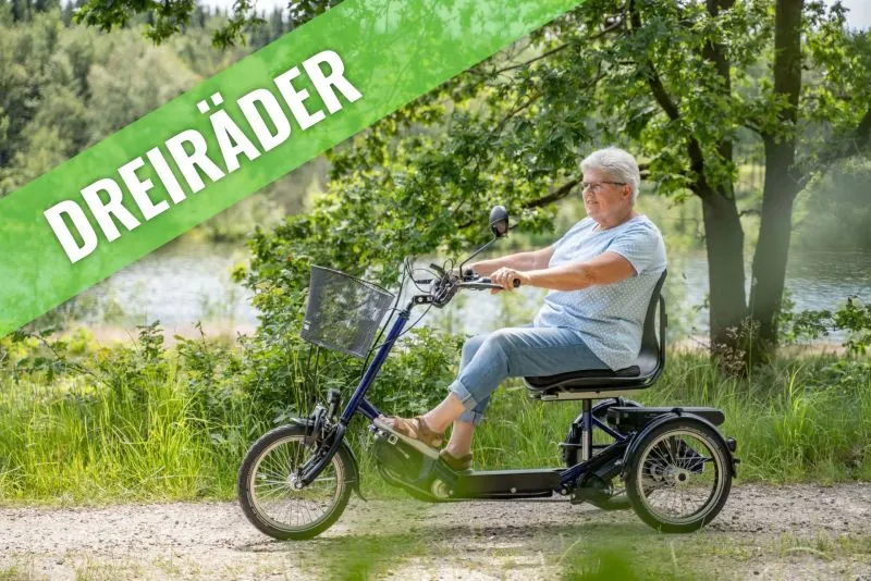 Erwachsenendreirad mit Sesselsitz auf einem Uferweg